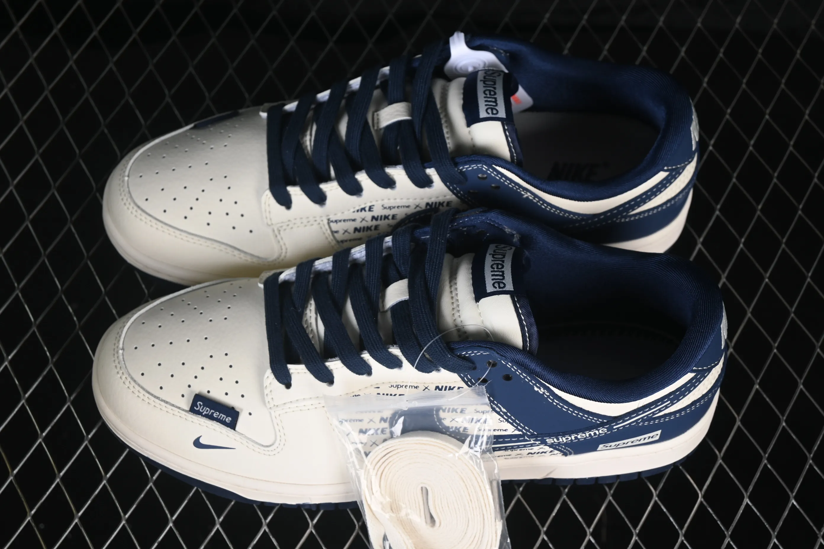 All categories Nk SB Dunk Series Nk SB Dunk Low High-end customized low-top sneakers Nike SB Dunk Low Supreme co-branded white and blue print High-end customized low-top casual sneakers XD1588-238